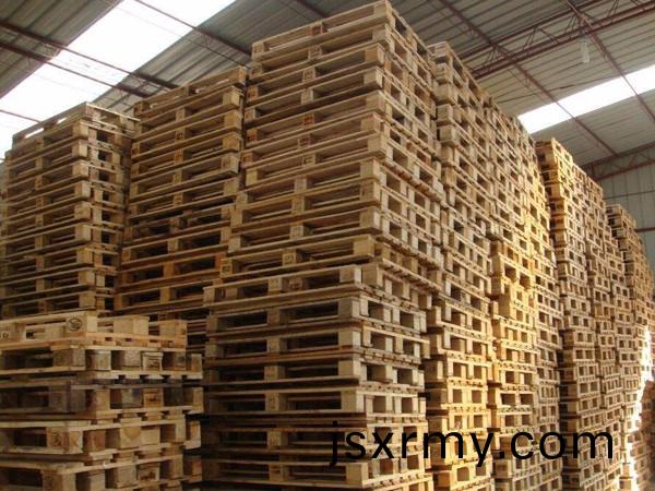 木質(zhi)託(tuo)盤(pan)髮貨(huo)現(xian)場