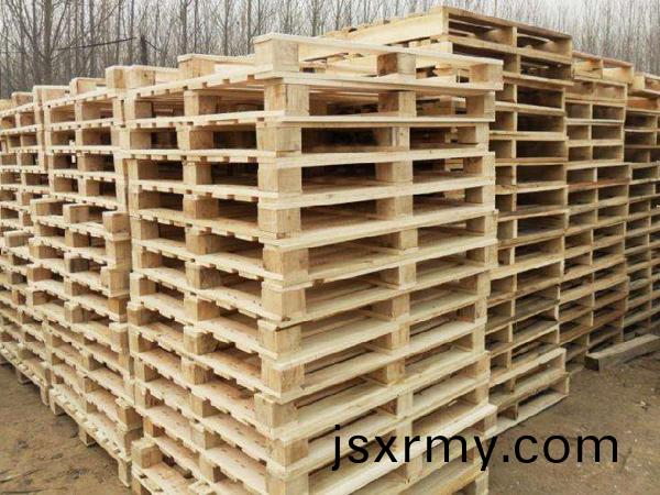 木質(zhi)託(tuo)盤髮貨現場